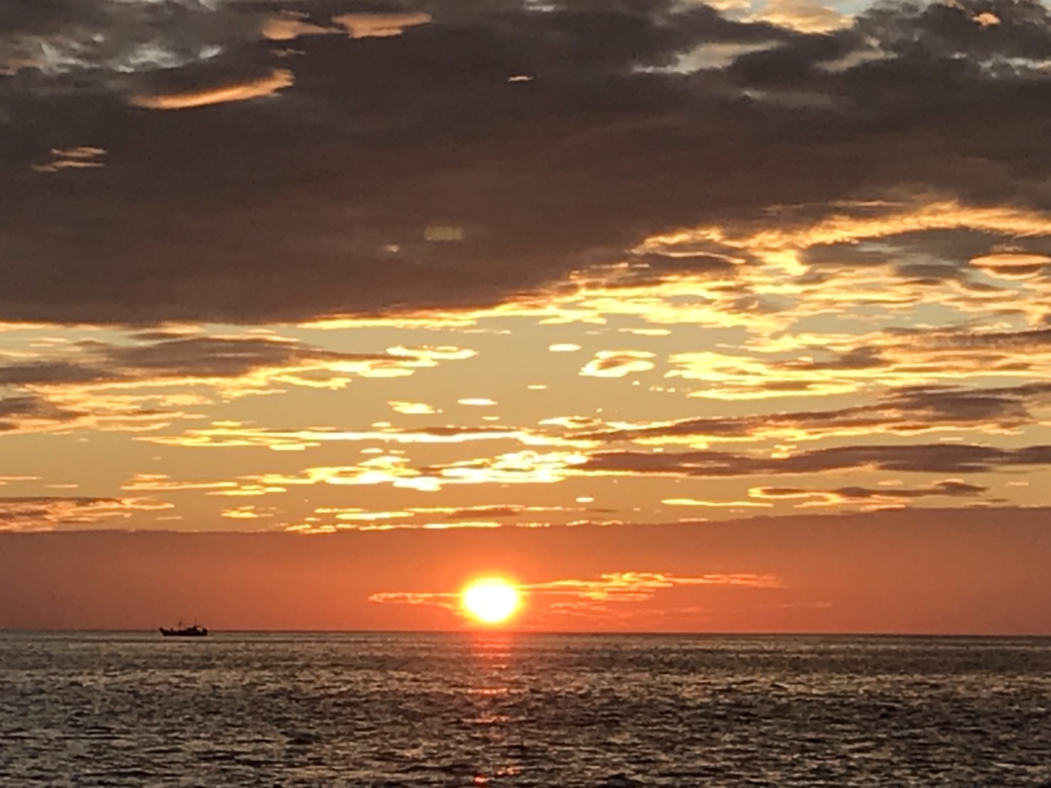 日本海から望む朝日
