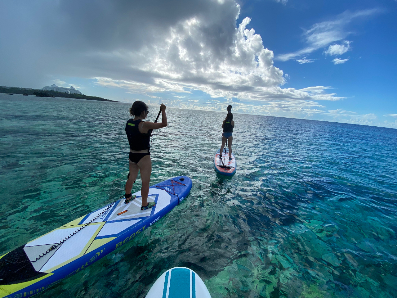 沖縄西海岸の綺麗な海をSUPクルーjジングで堪能♪