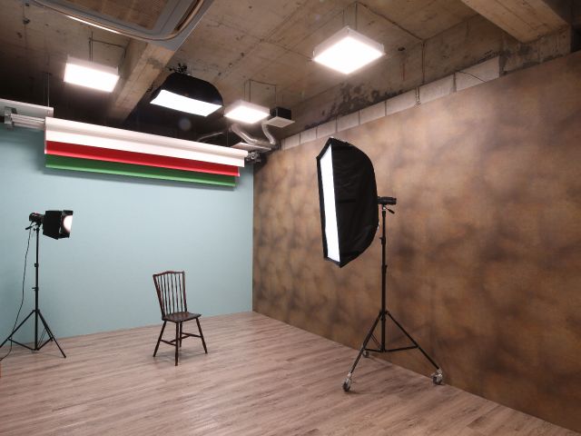 専用スタジオで撮影いたします。バック紙背景、壁背景、クロマキー合成背景からお好きな背景をお選びいただけます♪