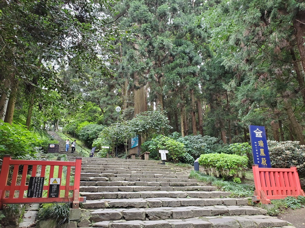 瑞鳳殿まで長い階段を登ります。