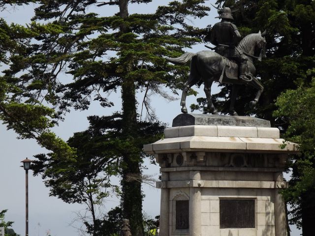 うしろから騎馬像