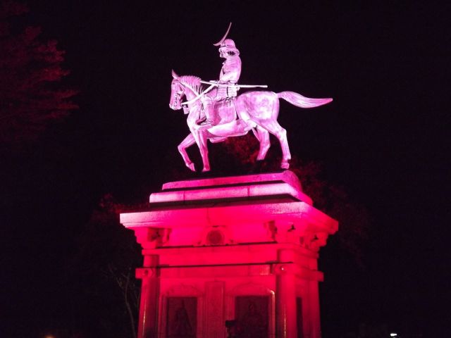 ライトアップ騎馬像