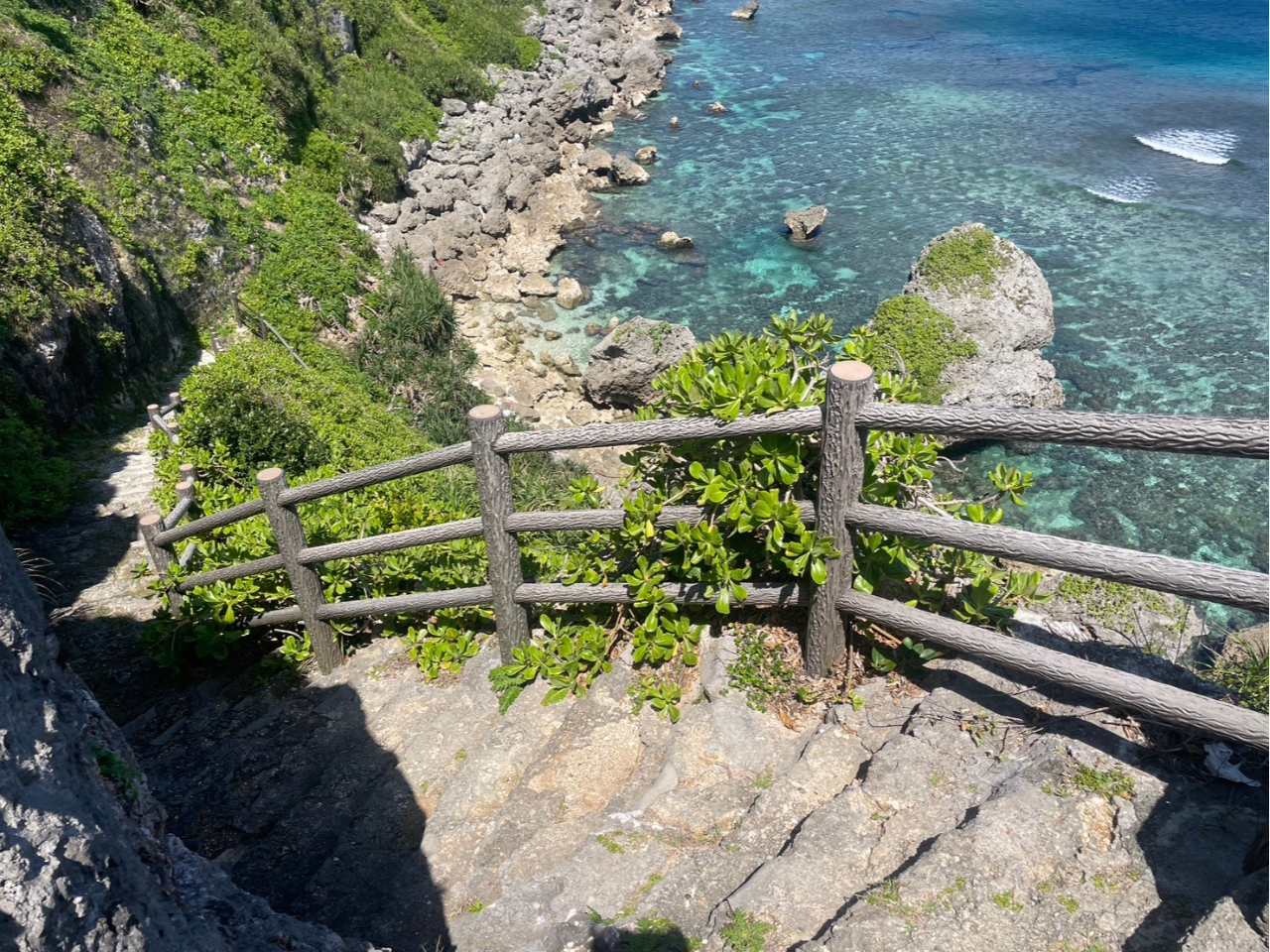 この階段を下った先にエントリーポイントがあります