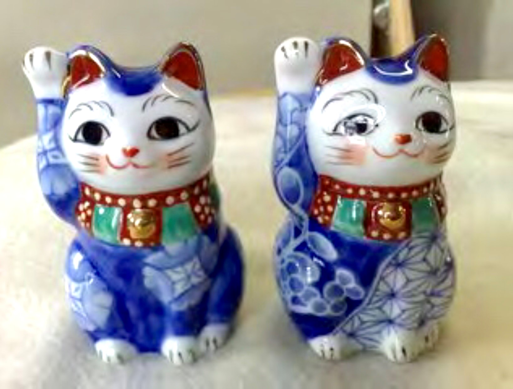 瀬戸染付焼の絵付け体験 小さな招き猫をセットで絵付け カズタミアート 染付春悦 じゃらん遊び体験