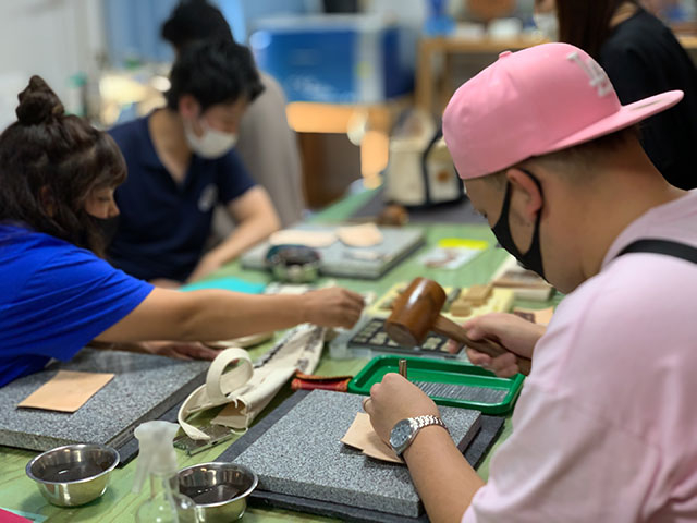 STEP1 たくさんの刻印の中から、お好みの模様を選んで練習してから革に打刻します