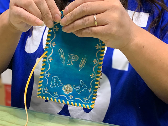 STEP3 革紐でクルクルとかがっていきます かがり終えると完成です