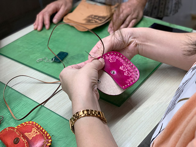 STEP3 革紐でクルクルとかがっていきます かがり終えると完成です