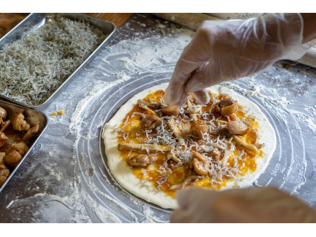 ソースはトマトの他に、地元女性スタッフ考案のにんにく味噌も大人気です♪