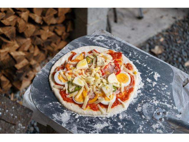 色とりどりにトッピングしたら、いざ石窯へ!