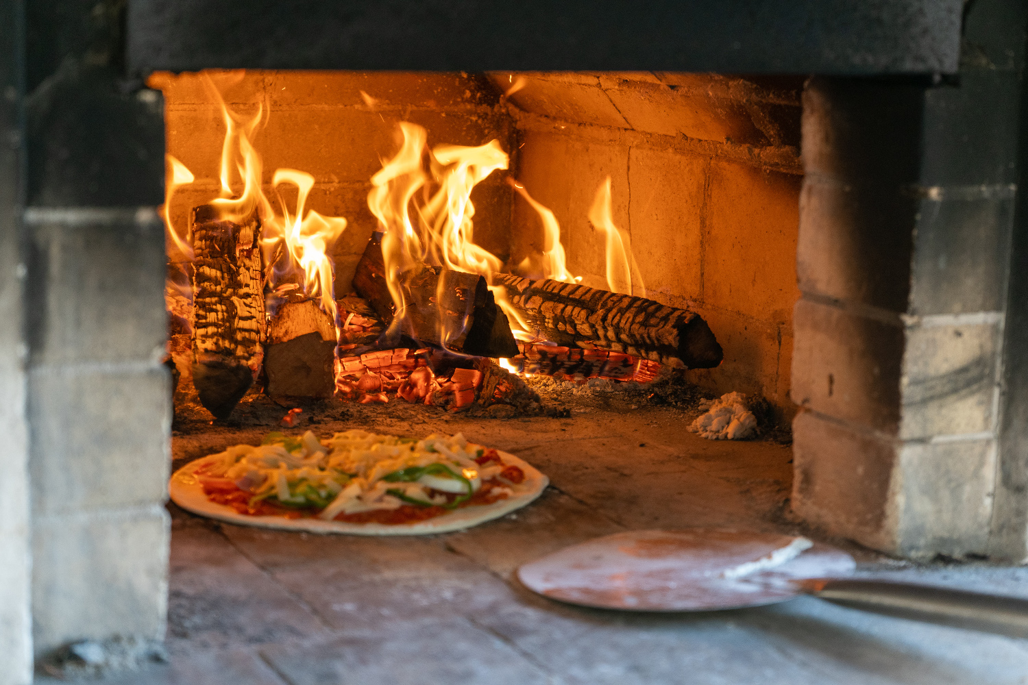 焦げないようにくるくる回しながらピザを焼いていきます。