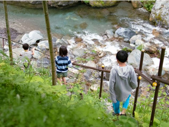 BBQハウスのすぐ横にある階段を下りれば、清流行川(なめかわ)!