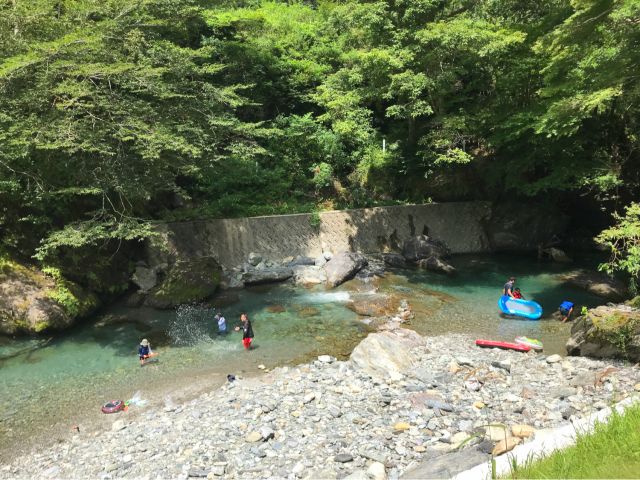 施設のすぐ下は清流・行川(なめかわ)。BBQと川遊びが楽しめる最高の環境です。