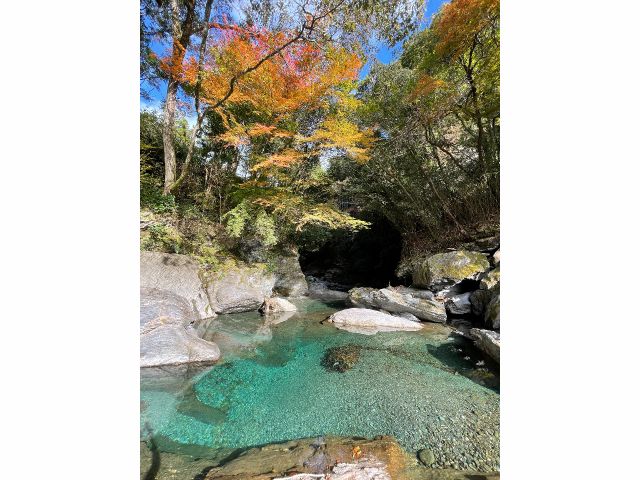 実は、行川(なめかわ)が一番美しいのは秋。行川のエメラルドグリーンと紅葉の赤のコントラストにうっとり。