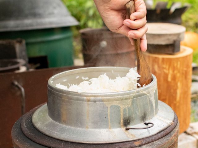 炊飯窯(薪かまど・窯・薪のセット)のレンタル(有料)もあります。食味コンテストで2度優勝している本山町のブランド米「土佐天空の郷」などおすすめです。