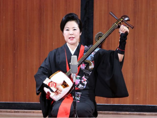 お茶と和菓子をいただきながら、プロの三味線奏者である講師、「帰山かおる」の三味線ライブをお楽しみください。