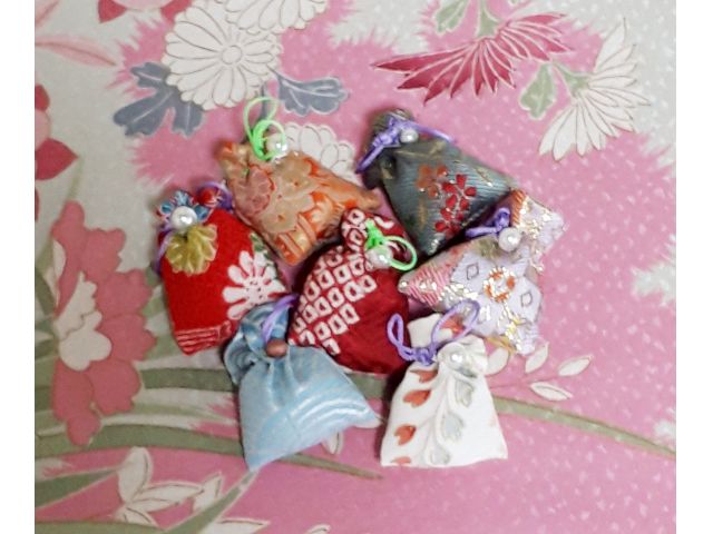 お帰りの際にはかわいいミニ折り鶴10羽の入った和布製チャームをもれなくプレゼント。