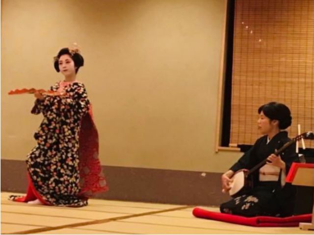 講師は元芸妓。舞妓さんの踊りの伴奏をしていました。