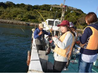 まずは船釣りで魚を調達!!