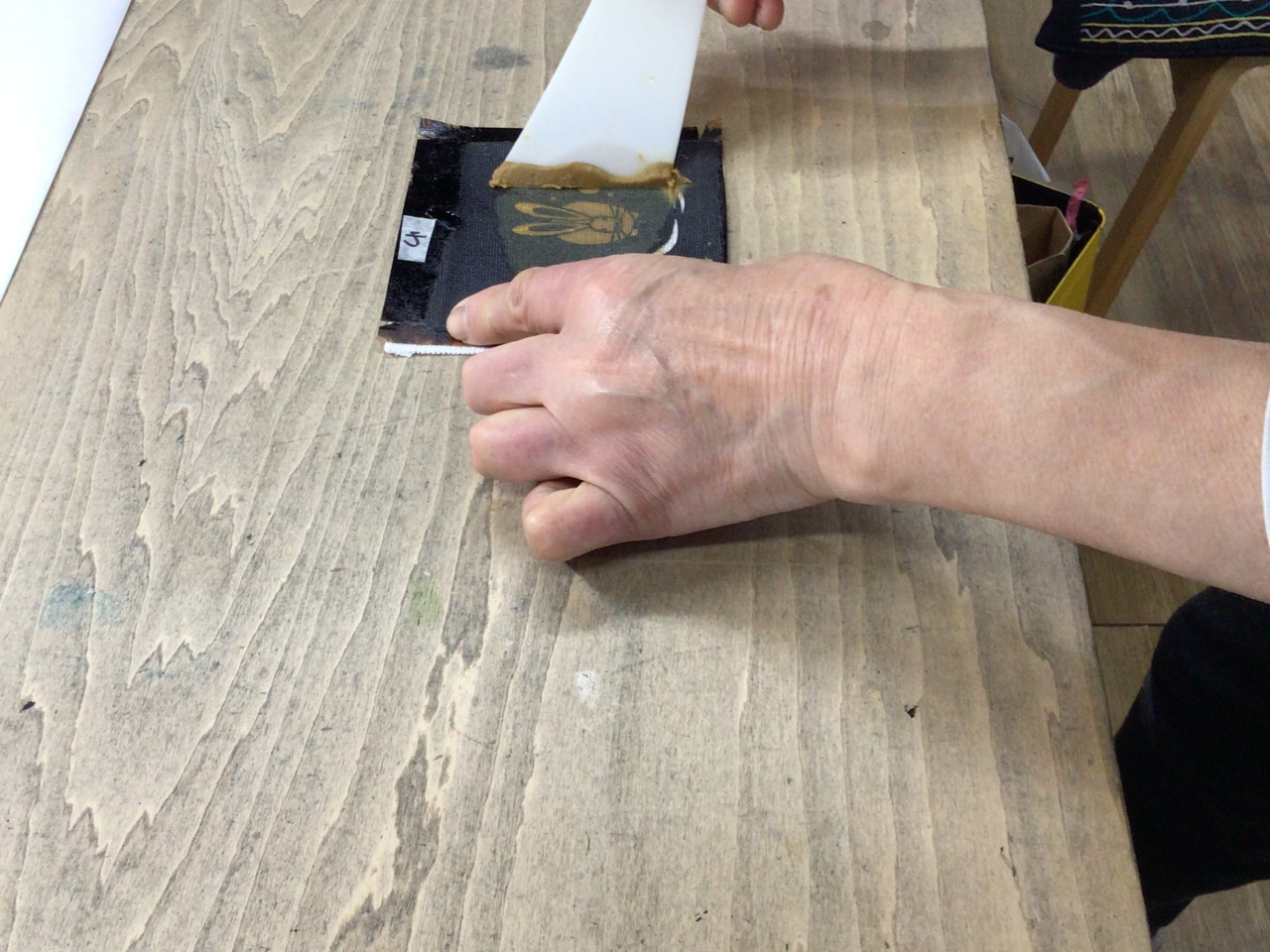 �^���ŕ��̐��߂Ȃ������ɖh���Ђ�u���܂��B