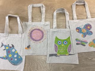 リネンBAGにぬりえ感覚で色を差してオリジナルデザインのバックを作ります。