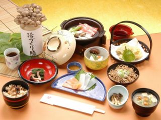 きのこ活きづくり膳・食卓できのこ採り体験