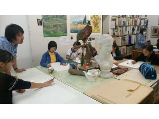 教室風景!パパ先生とママ先生で教えています。ミロのヴィーナスなど石膏もありますよ!(2019年)