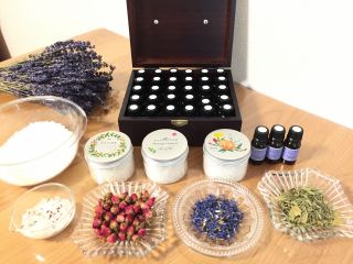 ヒマラヤンソルトにお好きな精油(エッセンシャルオイル)とハーブで作るアロマバスソルトです!完成量は大容量の500mlにサシャ・スプーン・カップが付きます。