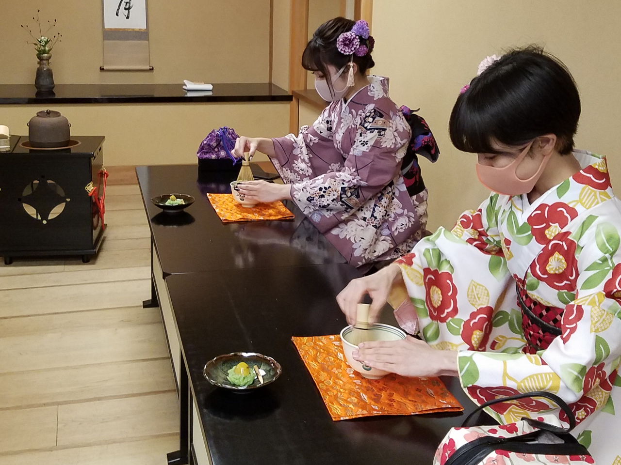 心を込めて点てる姿は、凛として素敵ですね♪栗きんとんと美味しくお召し上がりになりました。