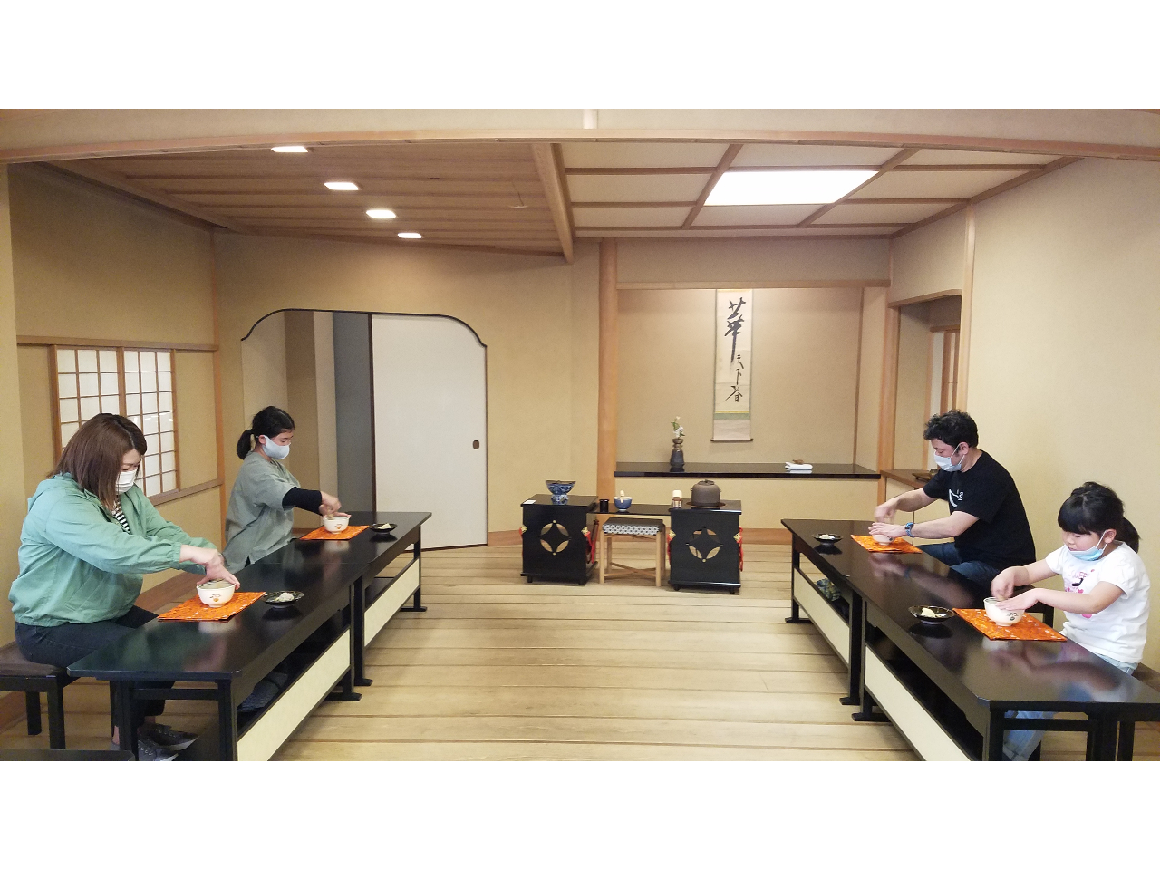 【体験の様子】上生菓子「桜きんとん」と「蝶々」を選んでいただき、室内はすっかり春の景色が広がっていました。そんな中での一服をご家族で楽しんで頂きました♪