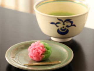 御自身で点てられたお抹茶と出来たての生菓子をお楽しみください♪