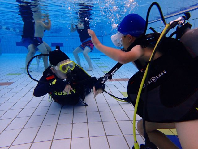 足のつく温水プールだからお子様も安心