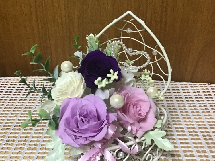 プリザーブドフラワー ハート型白のワイヤーBOX リングピローにもなります。 お好きな色をチョイス出来ます。