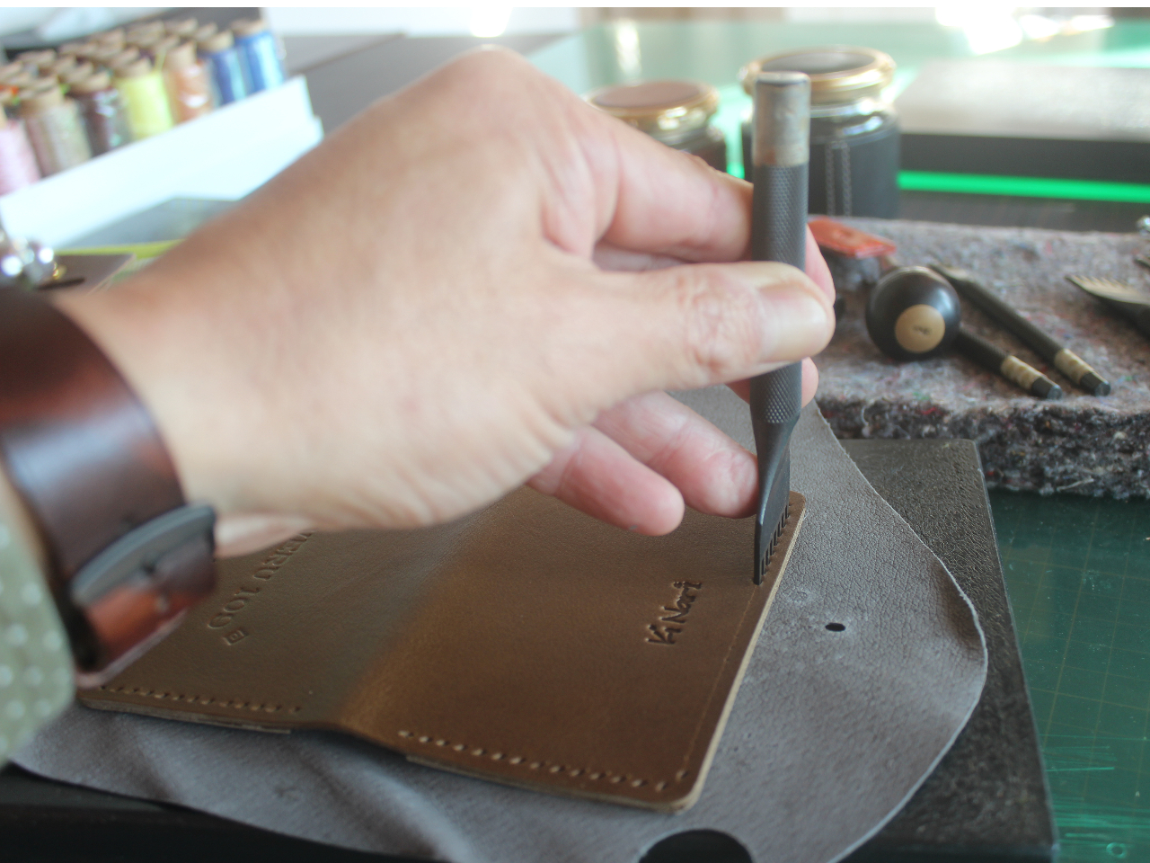 菱目打ちで慎重に穴をあける作業