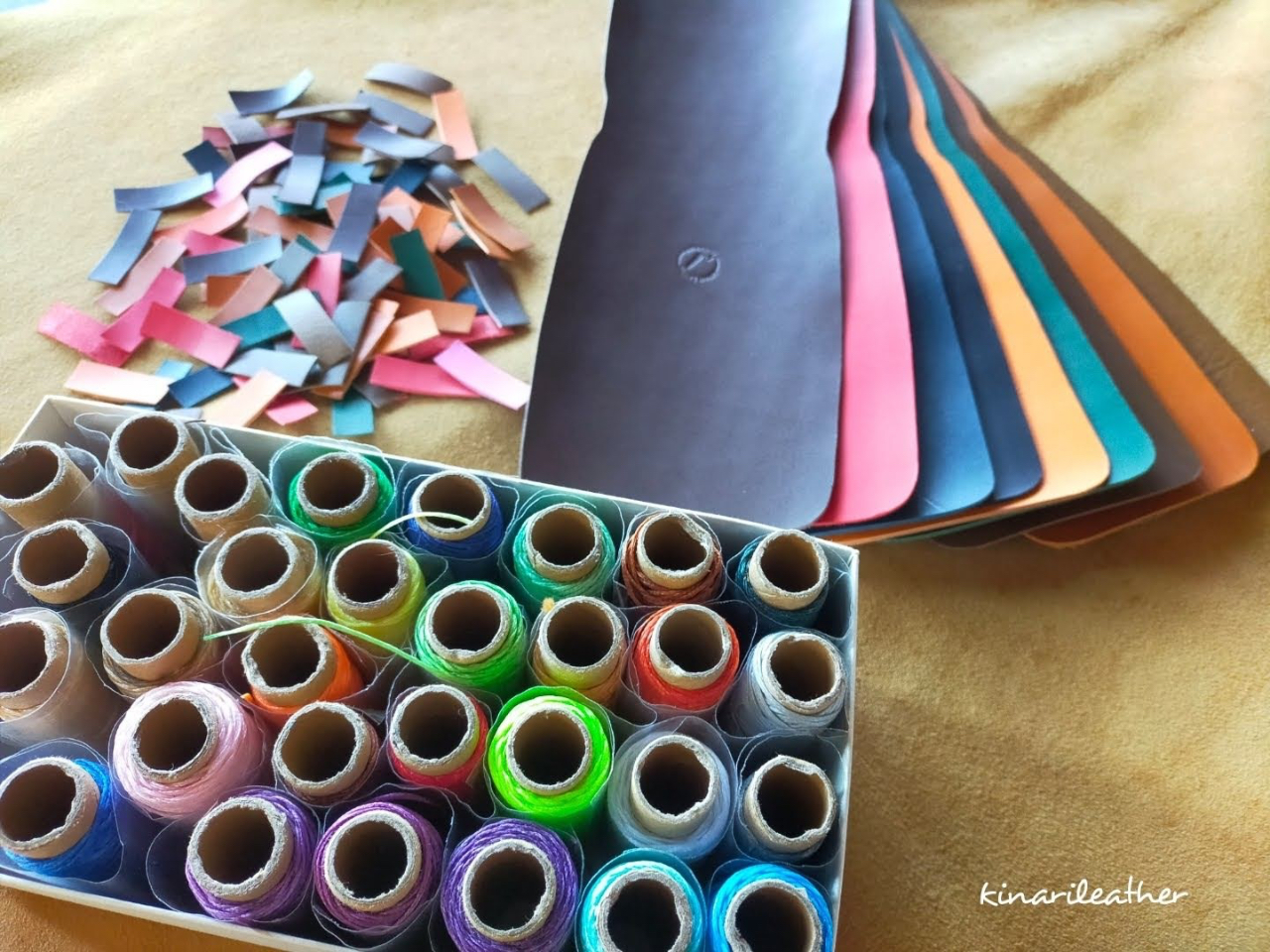 選ぶのが楽しい…革パーツは常時6色以上、手縫い糸は20色程揃えてお待ちしております