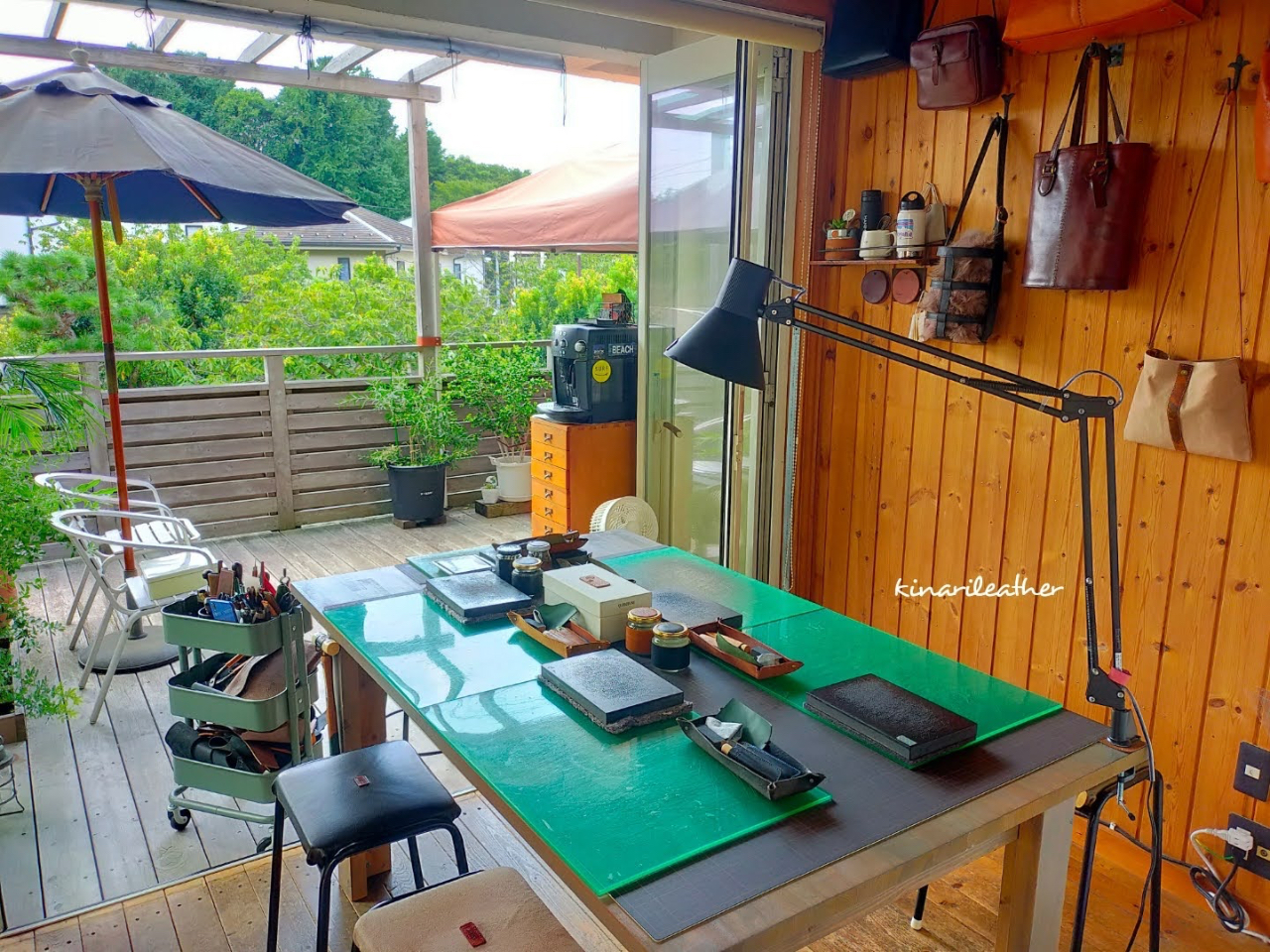 ウッドデッキに面したワークショップスペースで海風を感じながら楽しい時間を共有しよう!