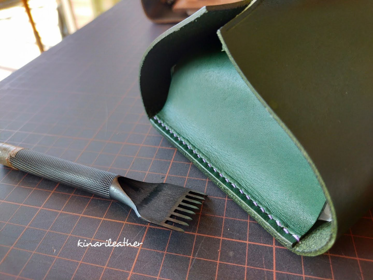 専用工具(菱目打ち)で正確に穴を開けたら、非日常空間で無心にひと針づつ℃阮Dいを楽しもう