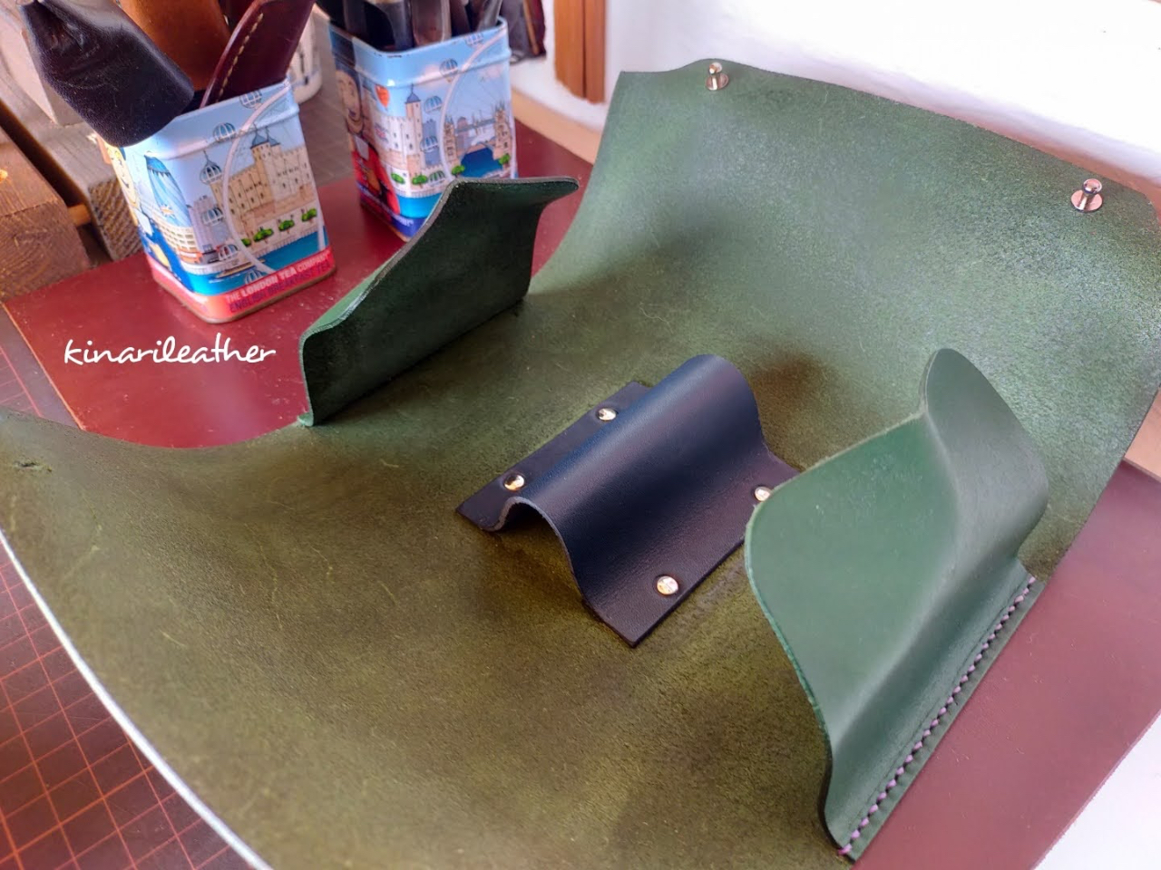 中央を盛り上げる事でティッシュが取り出し易い工夫も…