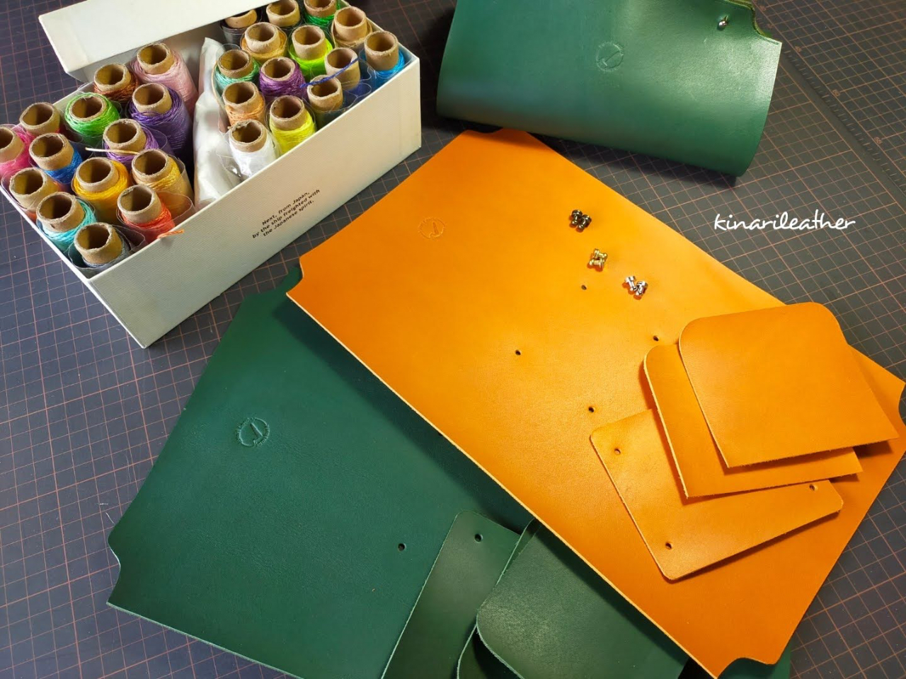 選ぶのが楽しい…革パーツは常時6色以上、手縫い糸は20色程揃えてお待ちしております