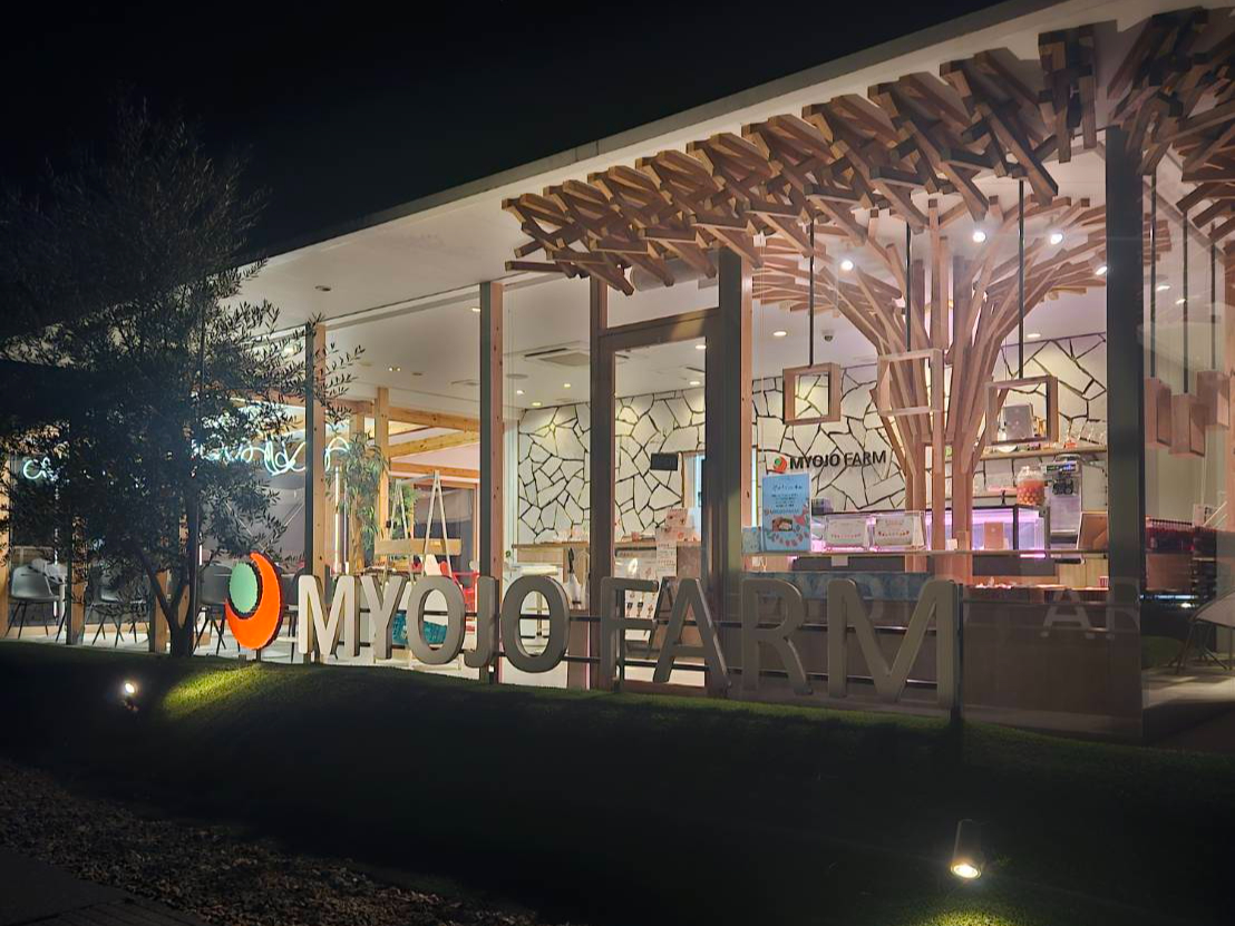 �^���ÂȒ��ɂ������n�E�X�̂ڂ���Ƃ�������ƁA�������o�c����J�t�F�̂܂΂䂢���肪�Ƃ����Ă��܂��B�J�t�F�̉��ł̓x���`��ݒu���C���~�l�[�V��������