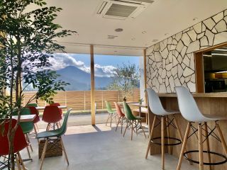 併設しているカフェでは、お土産のいちごや、いちごを使ったこだわりの商品を販売中!