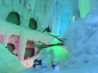 アイスホールは通年マイナス20℃に保たれ360度見渡す限りの氷の世界が広がっています。
