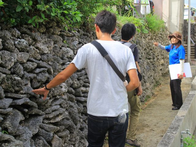通称「さんご道」。かつて、浜で一番手軽に入手できたテーブルサンゴを使った擁壁。
