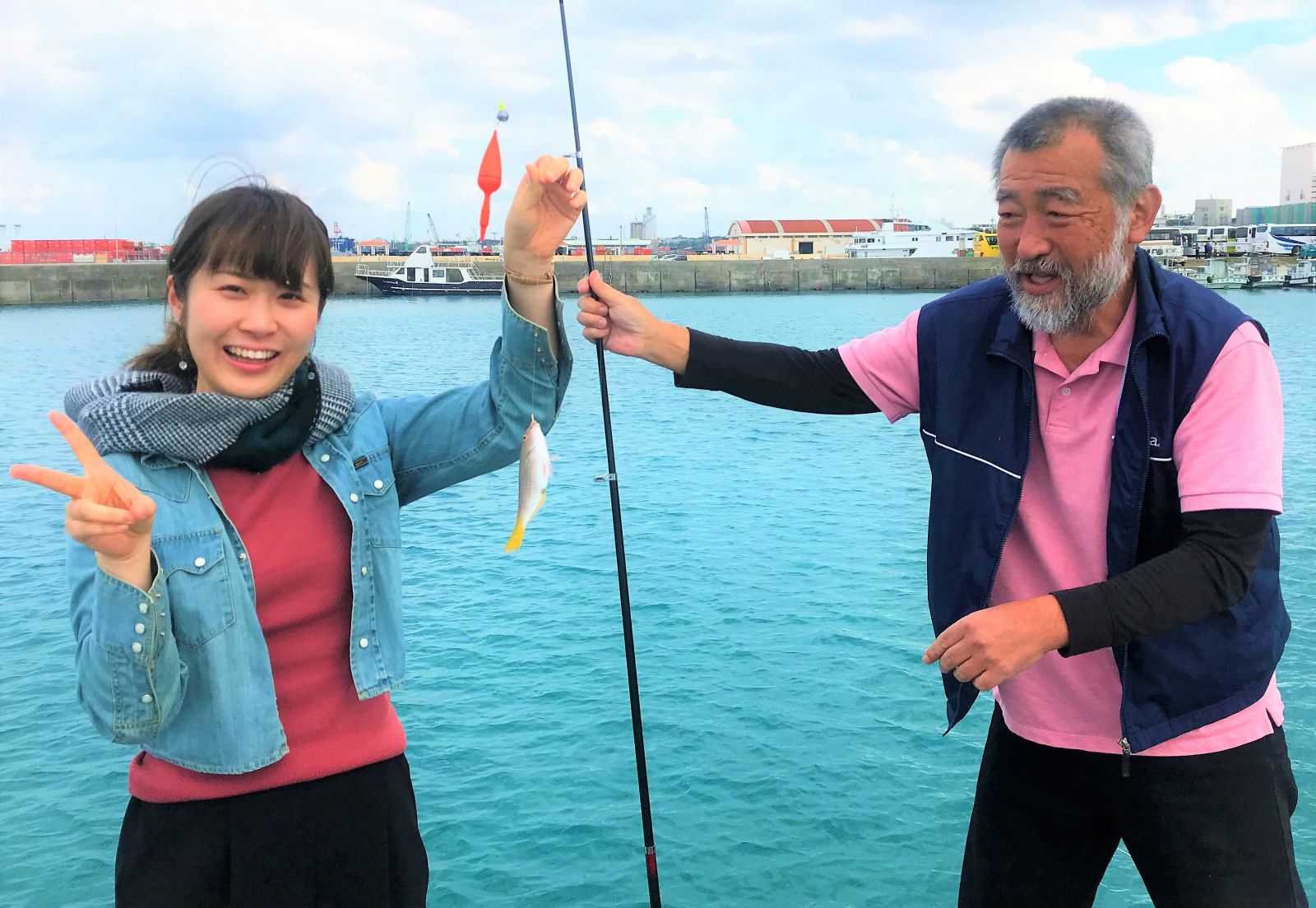 島のガイドが釣り方とコツを親切に教えます。初心者でも手ぶらで、安心して楽しめるプログラムです。