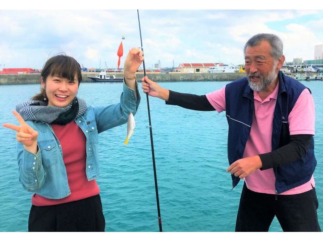 島のガイドが釣り方とコツを親切に教えます。初心者でも手ぶらで、安心して楽しめるプログラムです。