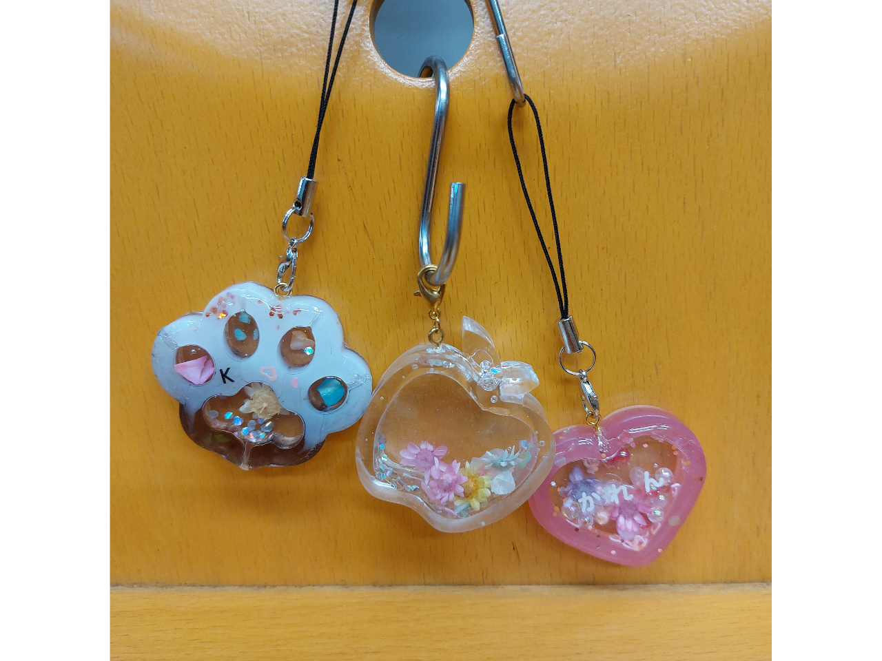 《レジンキーホルダー》くま、花、リンゴなど好きな型を選んでシャカシャカキーホルダーを作ろう!