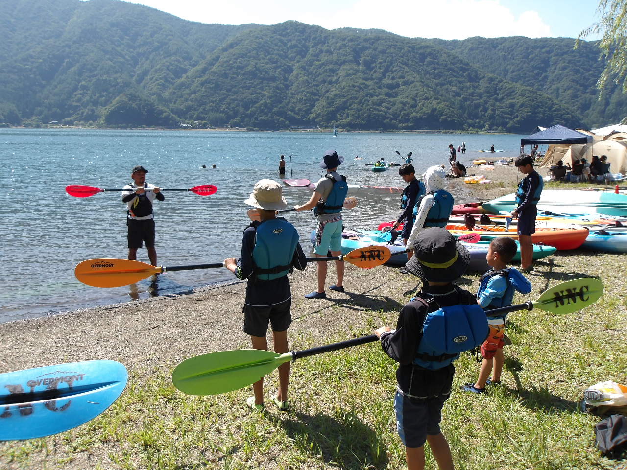 受付後に道具をもらったら、店舗前のキャンプ場でレクチャー!イチからしっかりと教えます!