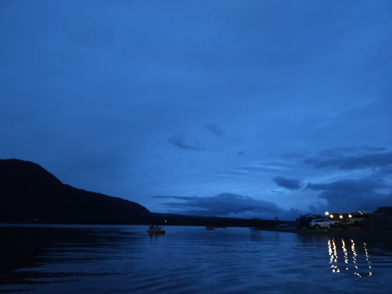 サンセット後の風景、キャンプのランタンが湖面に反射して幻想的です。