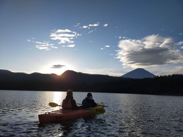 富士山を見ながら日の出を待つときもあります。