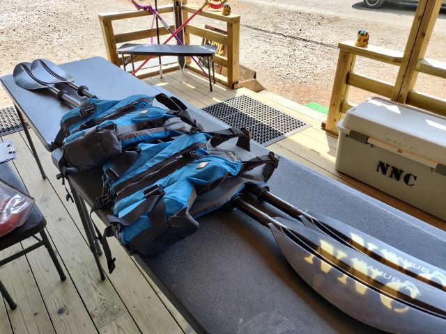 受付にてパドル、ライフジャケットを渡します