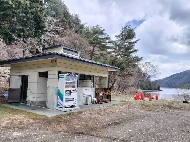 キャンプ場の施設、トイレや炊事場なども利用できます